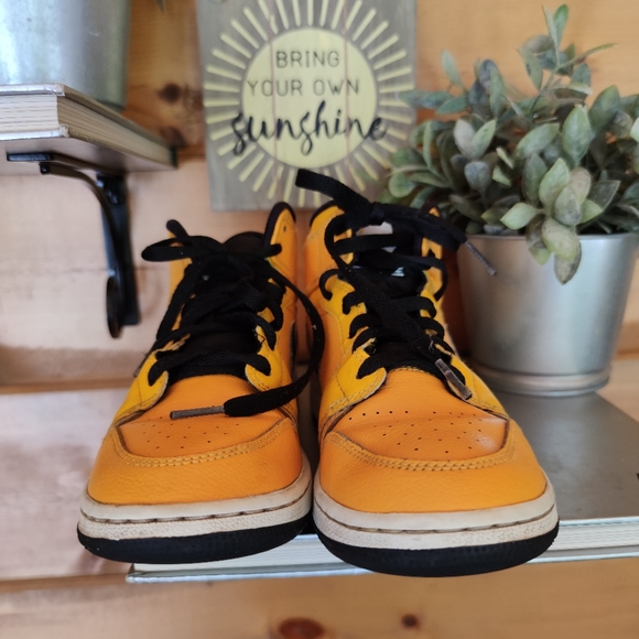 Nike πAir Jordan 1 Mid Sneakers University Gold 554725-700 Leather Sz 4.5 Youth - Picture 7 of 13